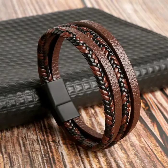 Bracelet en cuir multicouche tissé à la main pour homme style punk accessoire de mode avec breloques en alliage de zinc occasions spéciales