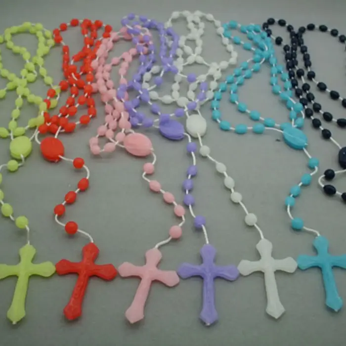 Collier croix religieux en plastique pour femmes avec chaîne mèche occasions spéciales