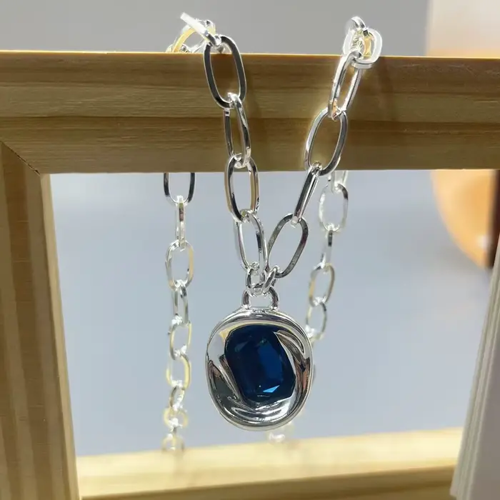 Collier de mode au style extrêmement simple