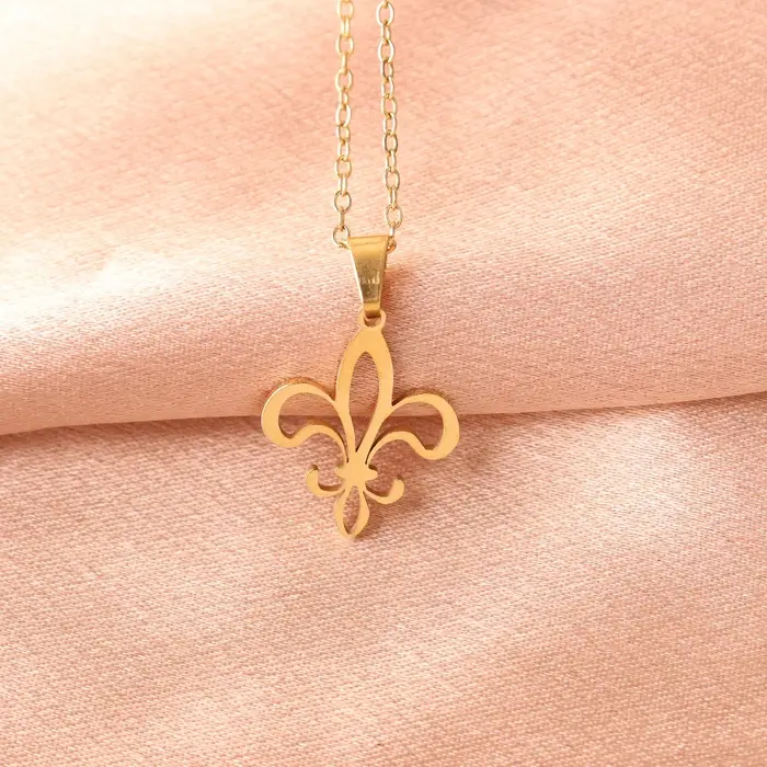 Collier Fleur de Lis en acier inoxydable avec pendentif fleur lys pour femmes occasions spéciales et style mode
