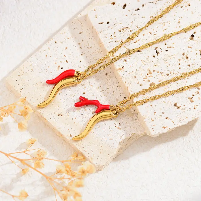 Collier pendentif Chili Pepper talisman rouge et or pour femmes occasions spéciales acier inoxydable plaqué or 18 carats