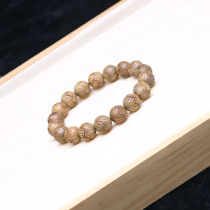 Bracelet sculpté en bois de santal naturel