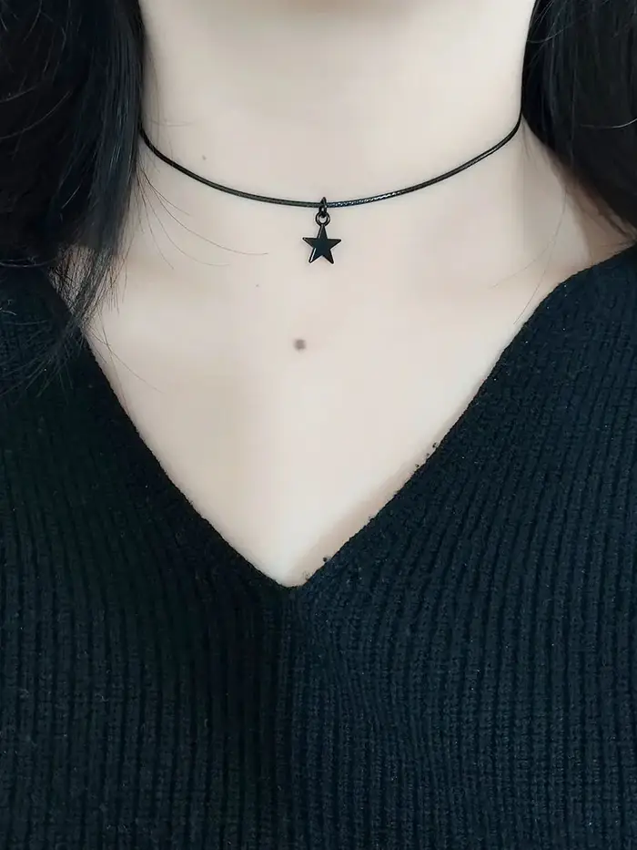 Collier ras du cou avec pendentif étoile à cinq branches noire