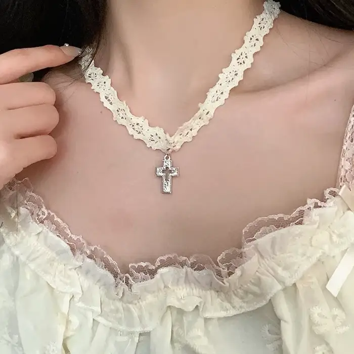 Collier ras du cou avec sangle en dentelle douce, pendentif croix creuse Cool pour femmes et filles, chaîne de clavicule, bijoux cadeau de fête