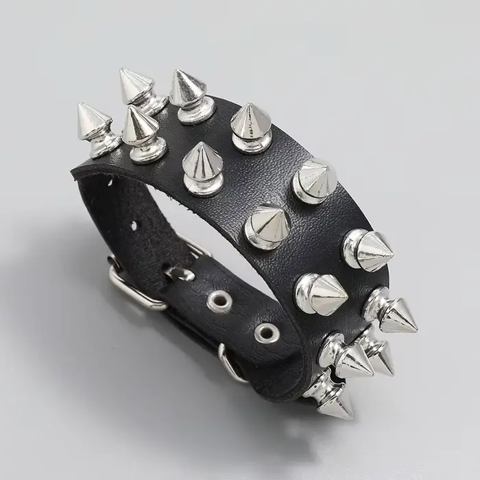 Bracelet punk gothique en cuir noir avec rivets à pointes et marquage à chaud pour homme et femme occasions spéciales