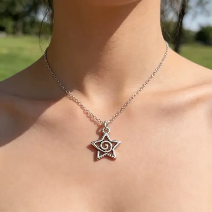 Collier pendentif étoile tourbillon en argent Y2K
