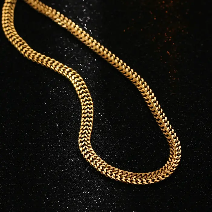 Collier en acier inoxydable 316L design géométrique moderne pour femme avec chaîne de maillons en couleur or jaune clair ou rouge-marron pour occasions spéciales