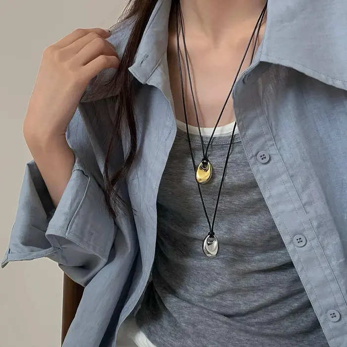 Collier réglable en cuir PU avec pendentif haricot irrégulier