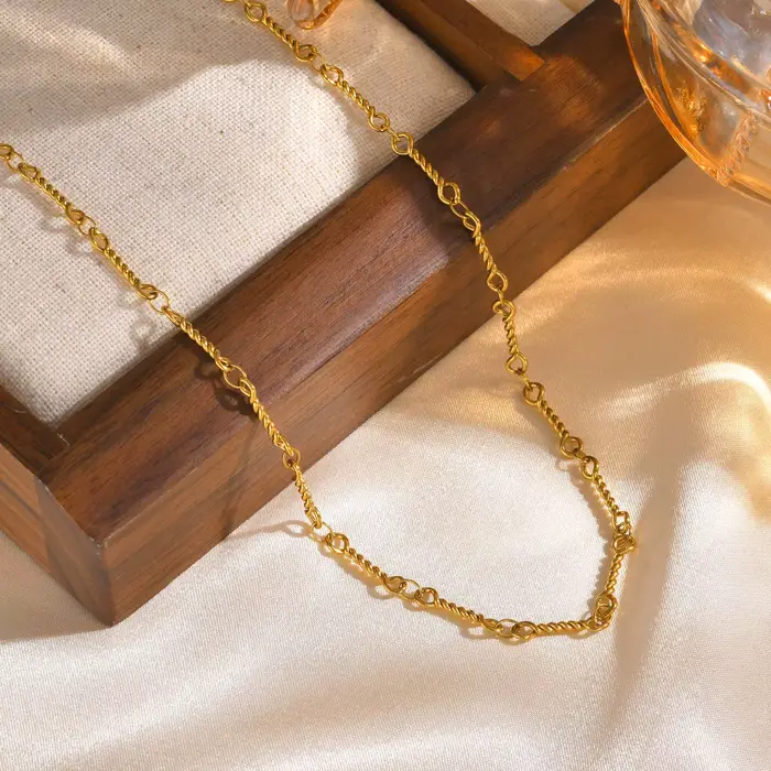 Collier torsadé en acier inoxydable pour femme, anneau imbriqué minimaliste, documents en or, colliers de la présidence exquis, cadeaux de bijoux légers, luxe