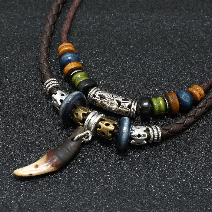 Collier multicouche en dents de chien