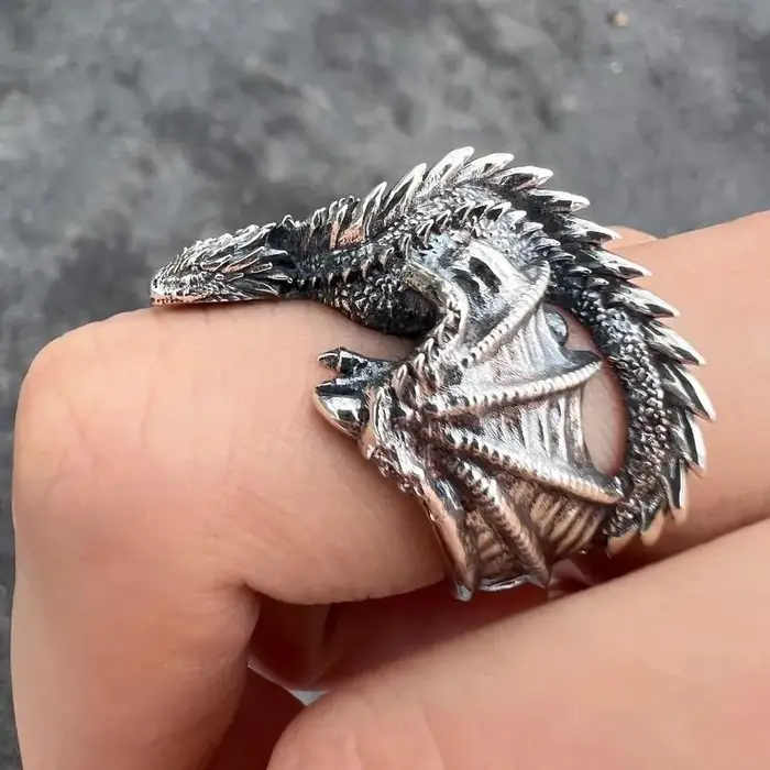 Bague de mode style gothique punk avec motif de dragon et pierre blanche ajustable pour look audacieux et mystique