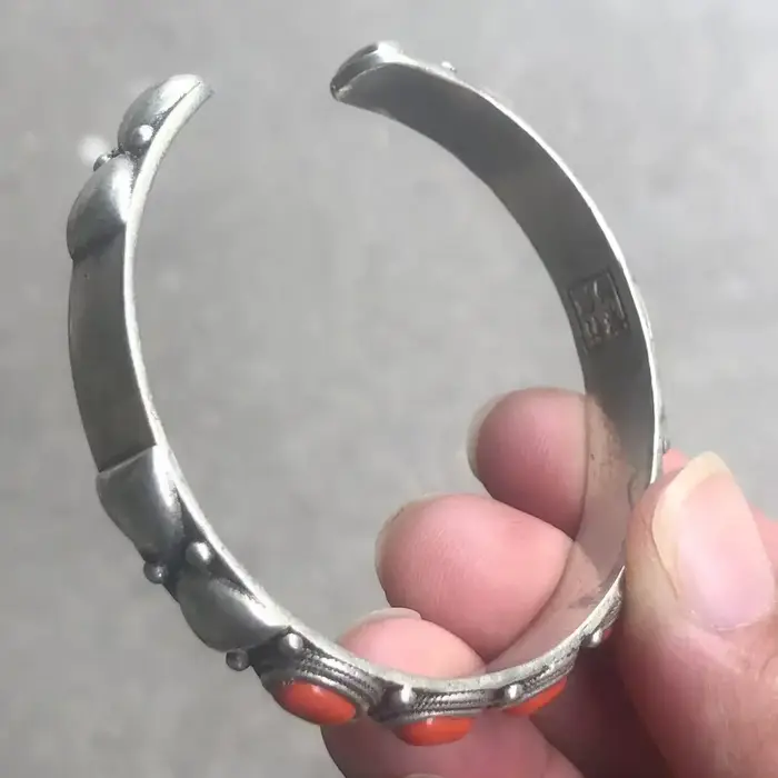 Bracelet manchette ouverte réglable en argent antique avec cinq pierres ovales lisses orange et bordure perlée