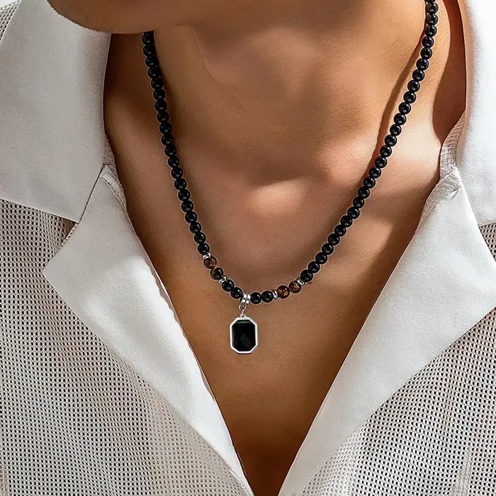 Collier de perles noires avec pendentif carré pour hommes accessoire de mode tracker d'humeur pour partie élégance intemporelle