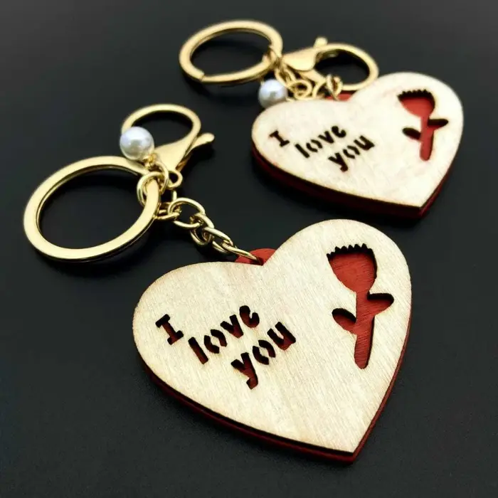 Chaîne suspendue personnalisée en bois avec motifs de dessins animés et inscription Je t'aime pour homme et femme cadeau romantique occasions spéciales