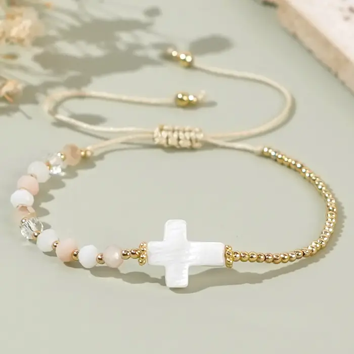 Bracelet réglable avec pendentif croix Boho perles colorées accents dorés pour femmes occasions spéciales traditionnellement inspiré