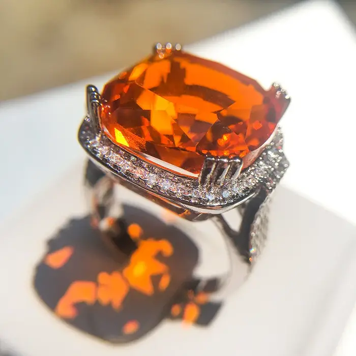 Grande bague carrée de luxe avec pierres précieuses Orange