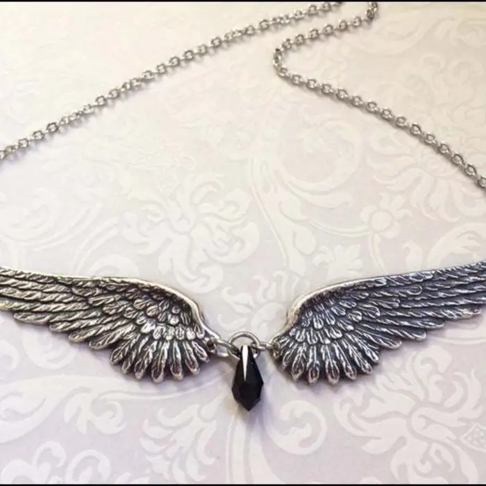 Collier gothique avec ailes d'ange