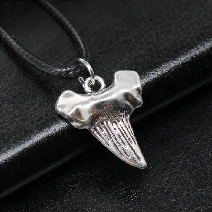 Pendentif dent de requin en faux cuir noir
