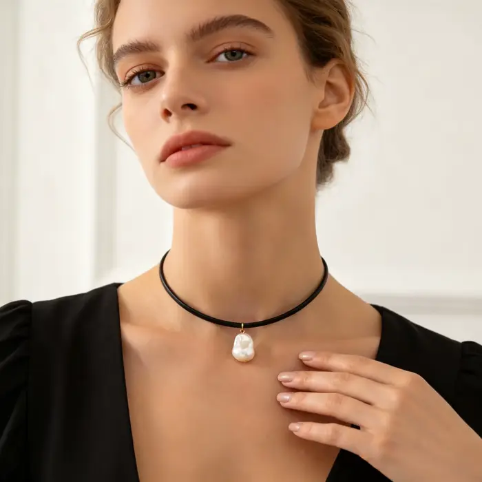 Collier ras du cou en cuir noir avec perles baroques, bande en cuir souple, perles d'eau douce irrégulières, réglable, bijou de cou vintage pour femme