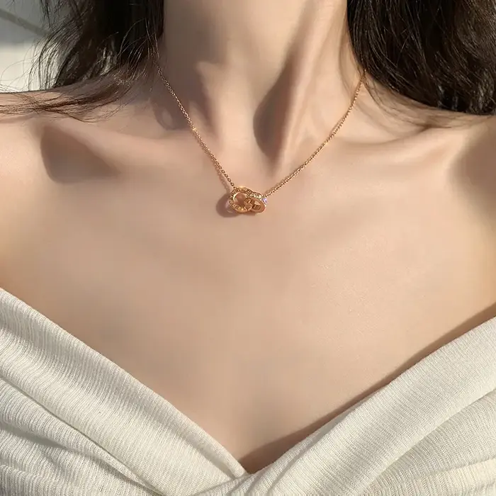 Collier en acier inoxydable plaqué or 18 carats