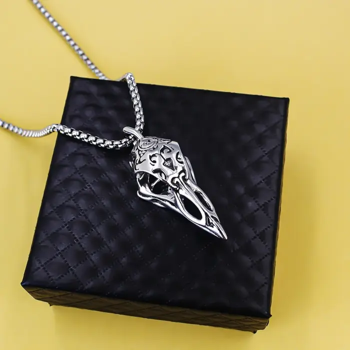 Collier pendentif crâne de corbeau nordique