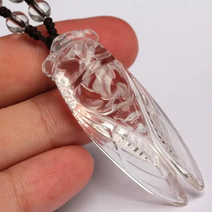 Collier pendentif cigale en cristal blanc naturel sculpté à la main
