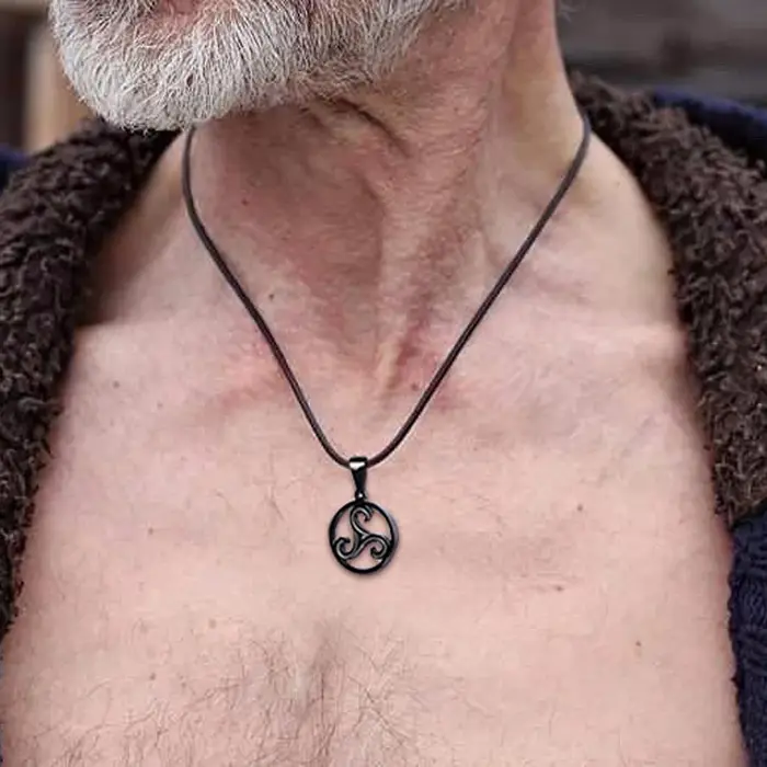 Triskelion Triple pendentif spirale Triskele collier en acier inoxydable Bbc Renaissance unisexe bijoux