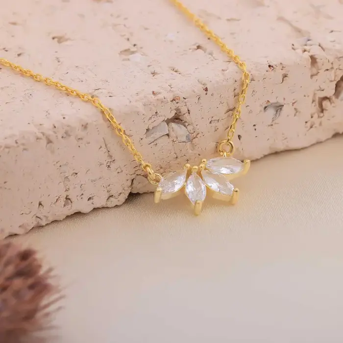 Collier élégant pour femme en acier inoxydable avec zircon œil de cheval