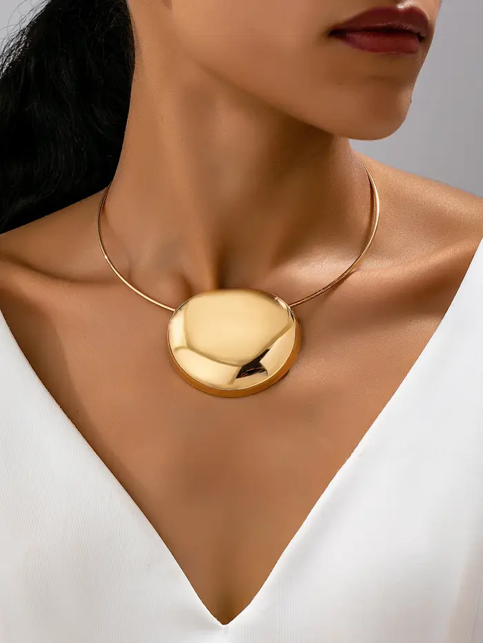 Un collier minimaliste audacieux