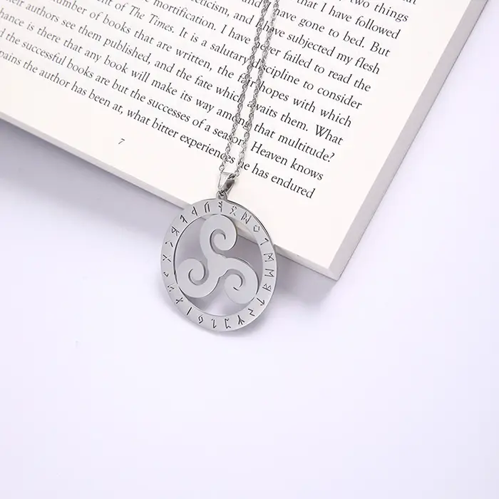 Collier en acier inoxydable Triskele figure nordique viking amulette bijou féminin cadeau anniversaire occasion spéciale