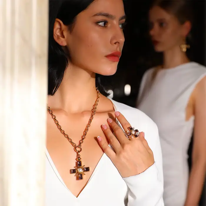 Yori – collier avec pendentif croix en zircone cubique Fine