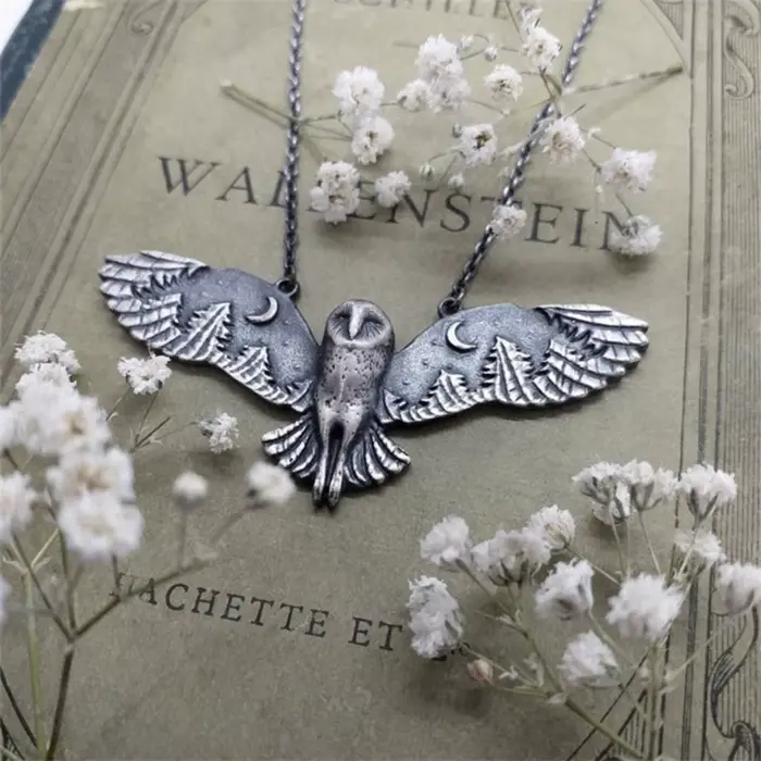 Collier rétro pour hommes et femmes, pendentif hibou créatif, ailes volantes, bijoux de vacances, cadeaux de vacances, nouvelle collection