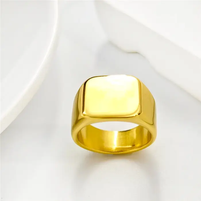 Bague chevalière dorée en acier inoxydable avec zirconium pour hommes, bande carrée polie, alliance de mariage, bijou classique pour occasions spéciales