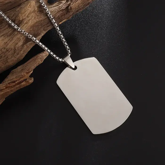 Collier avec étiquette pour hommes