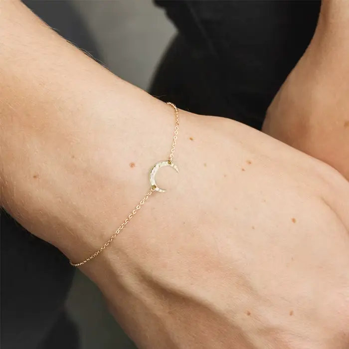 Bracelet en acier inoxydable EManco avec breloque lune pour femmes occasions bureau école style moderne doré argenté