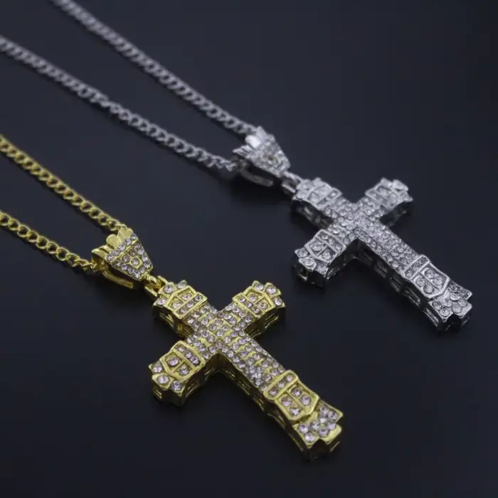 Collier Hip Hop Unique incrusté de strass pour hommes, pendentif croix rétro exagéré, accessoires de bijoux