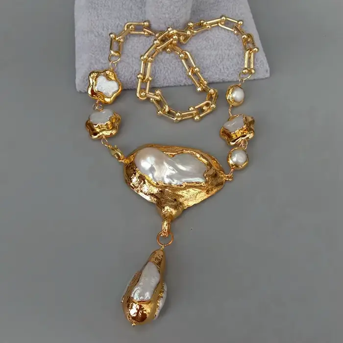 Collier en or jaune avec pendentif perle Keshi blanche fleur naturelle pour femmes occasions spéciales