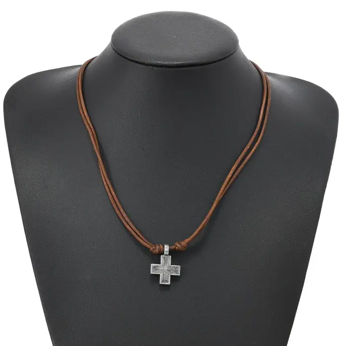 Collier croix en cuir tissé pour homme bijou simple et élégant accessoire de mode et foi pour toutes les occasions
