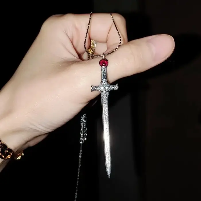 Collier pendentif en cuivre pierre rouge artificielle épée Gryffondor