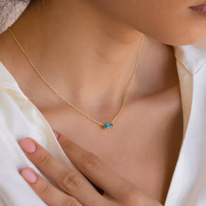 Pendentif CARLIDANA en or jaune clair avec cristal de zirconium coeur et trèfle à quatre feuilles pour femmes à offrir pour soirées formelles