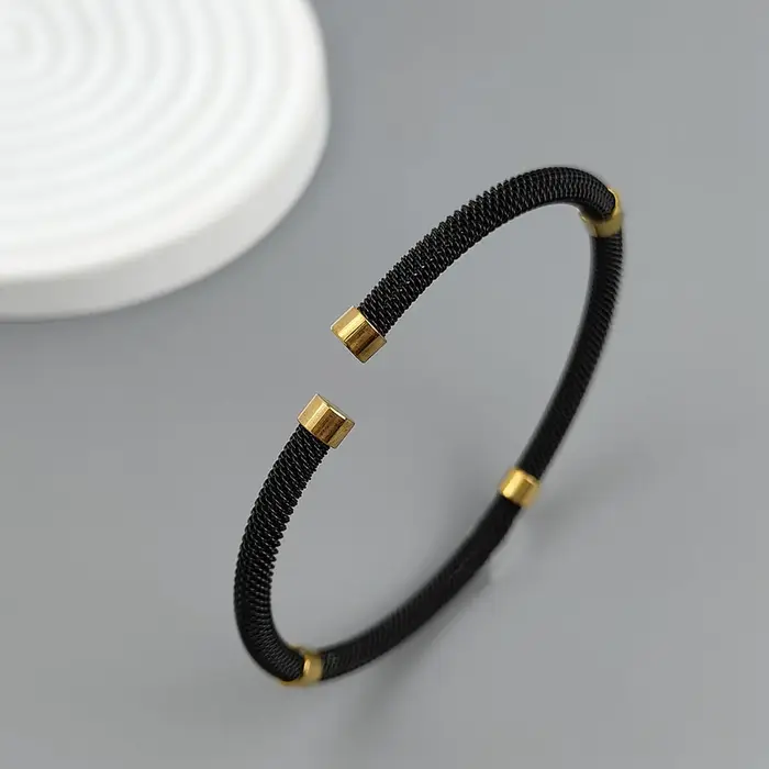 Charmant bracelet en maille tressée en acier inoxydable plaqué or 18 carats pour femmes