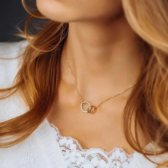 Collier minimaliste plaqué or 14 carats avec pendentif en acier inoxydable pour femmes occasions spéciales et quotidien