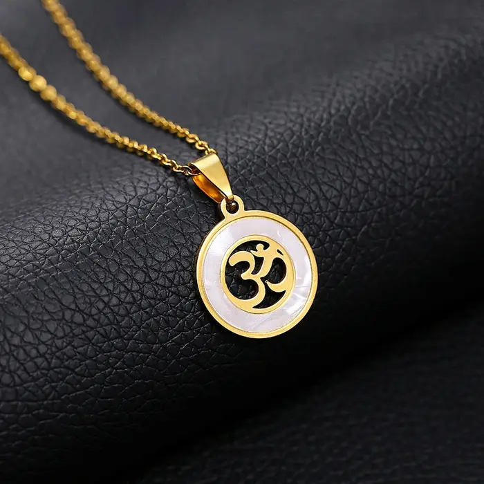 Collier pendentif AUM OM en acier inoxydable avec strass pour femmes occasions spéciales et quotidienne bijou hindou sérénité porte-bonheur