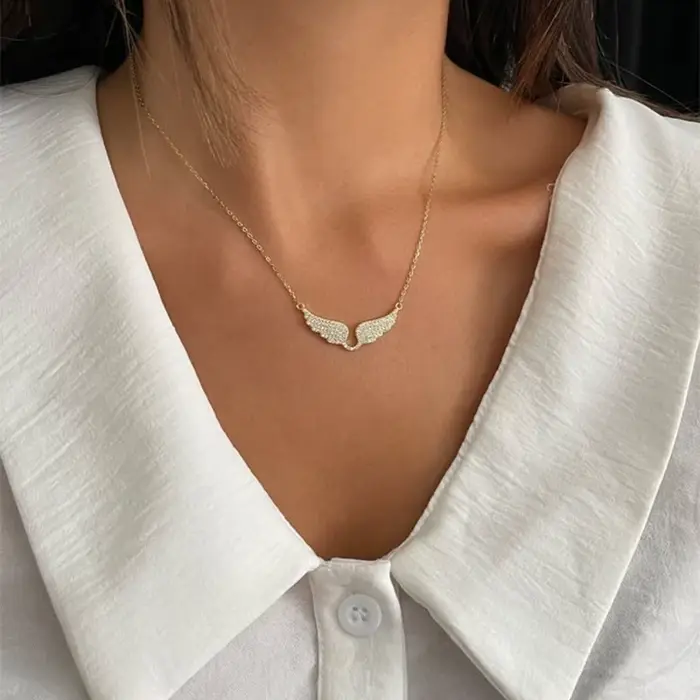 Collier pendentif ailes d'ange en zircone cubique luxueux et exquis pour femmes occasions spéciales elegance protection style moderne originalité