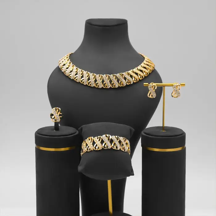 Ensemble de bijoux plaqués or 18 carats