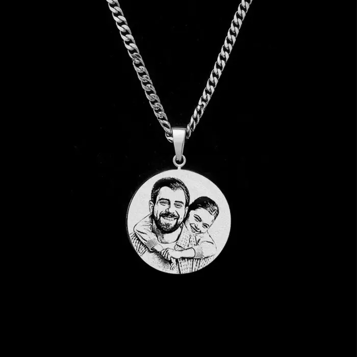Collier personnalisé avec chaîne Figaro et pendentif gravé au laser pour couple, cadeau d'anniversaire et occasions spéciales