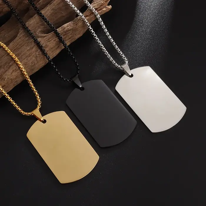Collier avec étiquette pour hommes