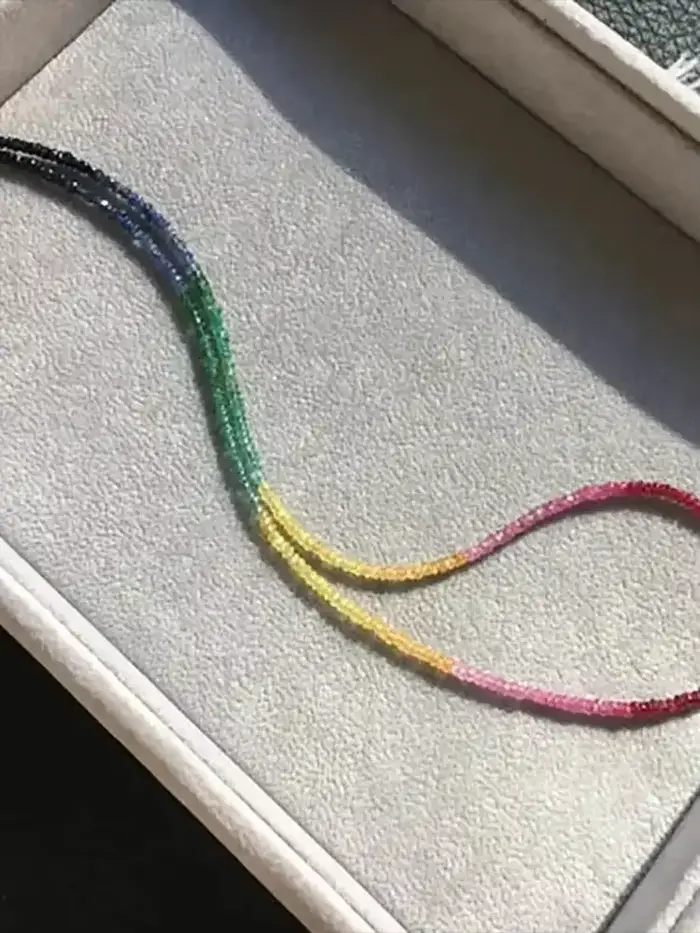 Collier en rubis/saphir/émeraude rondes facettées de 3-4 mm