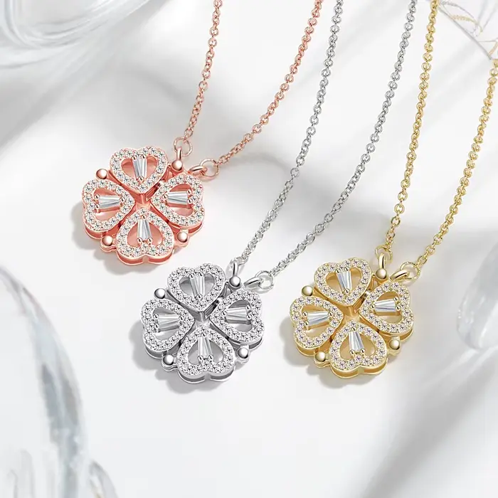 Pendentif CARLIDANA en or jaune clair avec cristal de zirconium coeur et trèfle à quatre feuilles pour femmes à offrir pour soirées formelles