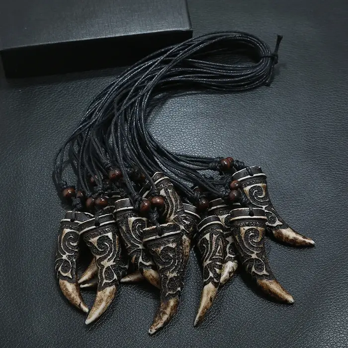 Collier pour homme en forme de dent de loup